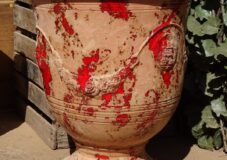 Vase d'Anduze patiné rouge Les terres anciennes